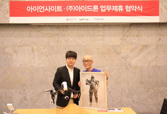 9일 성남 삼평동 네오위즈게임즈 사옥에서 이중곤 네오위즈게임즈 사업부장(왼쪽)과 정동일 아이드론 대표(오른쪽)가 마케팅 제휴 협약을 체결한 후 기념 촬영을 하고 있다. 사진=네오위즈게임즈 제공